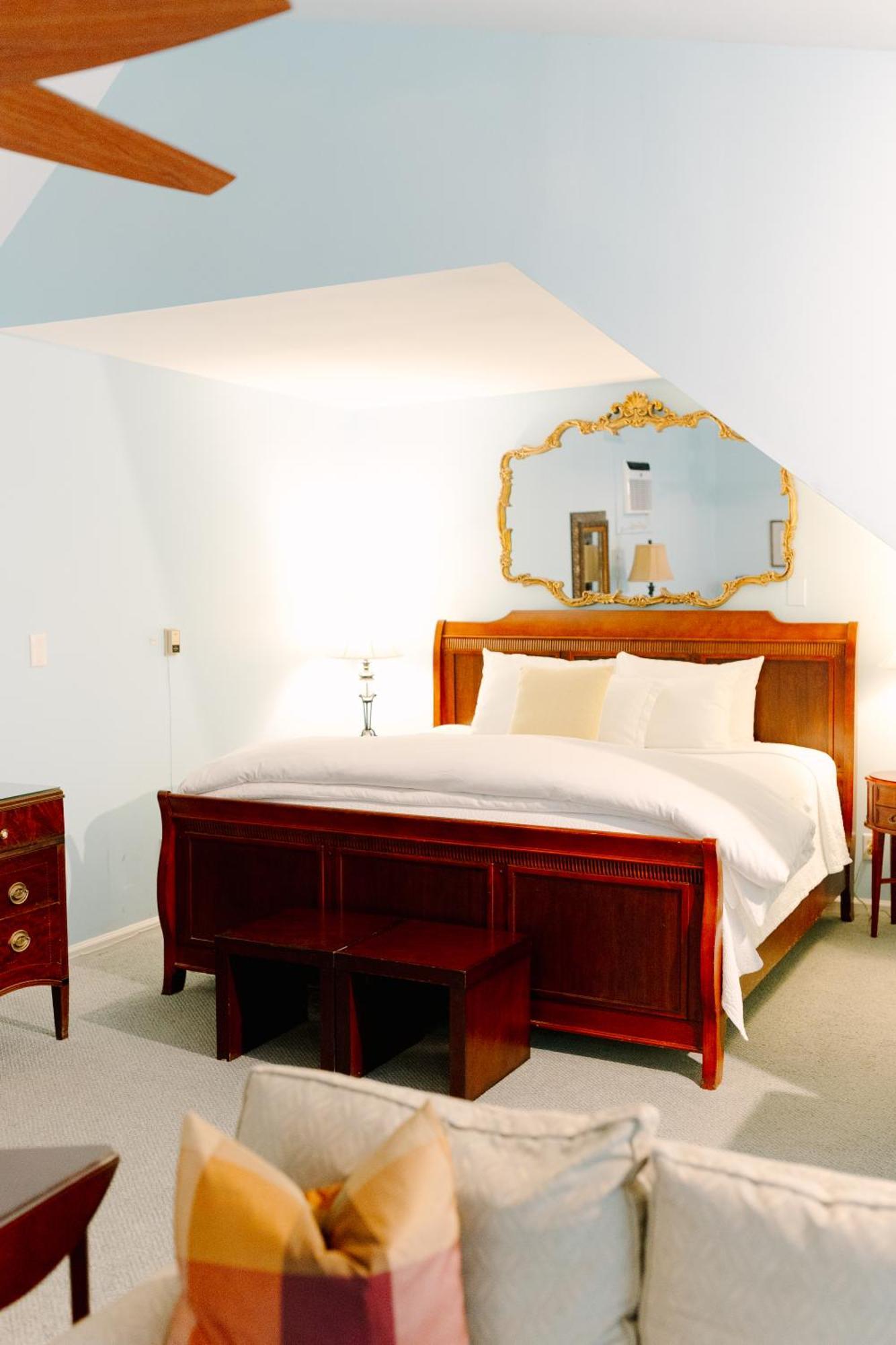 The Morehead Inn Charlotte Room photo